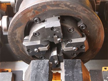 钢筋滚丝机是如何加工钢筋套筒接头的?